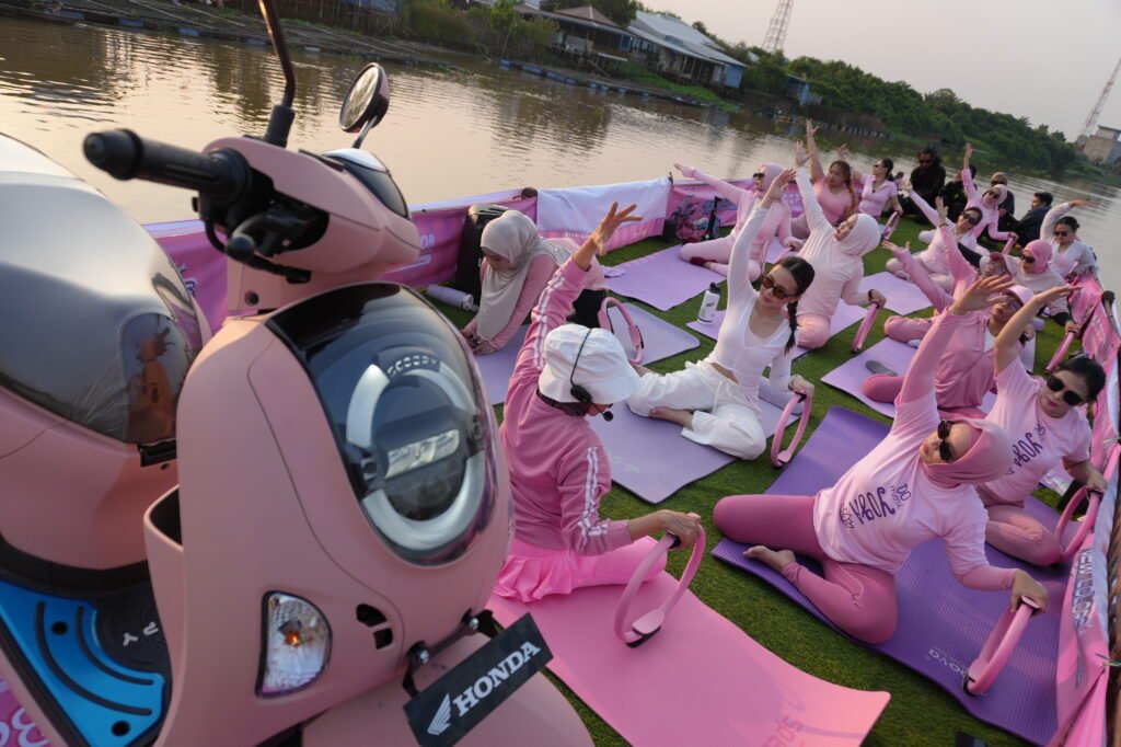 Peserta menikmati aktivitas yoga bersama di atas perahu dalam rangkaian kegiatan Scoopy River Flow. Foto Dok Trio Motor