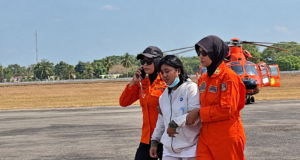 Kisah Korban Selamat KM Virgo Transport 8, Melinda Baru Seminggu Bekerja sebagai Penyanyi di Kapal KORBAN KM VIRGO- Satu korban KM Virgo Transport 9 berhasil dievakuasi menggunakan helikopter landing di Lanud Sjamsudin Noor di Banjarbaru, Senin (14/9/2029) siang. Foto Dok banjarmasin.tribunnews.com