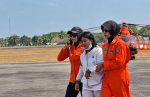 Kisah Korban Selamat KM Virgo Transport 8, Melinda Baru Seminggu Bekerja sebagai Penyanyi di Kapal KORBAN KM VIRGO- Satu korban KM Virgo Transport 9 berhasil dievakuasi menggunakan helikopter landing di Lanud Sjamsudin Noor di Banjarbaru, Senin (14/9/2029) siang. Foto Dok banjarmasin.tribunnews.com