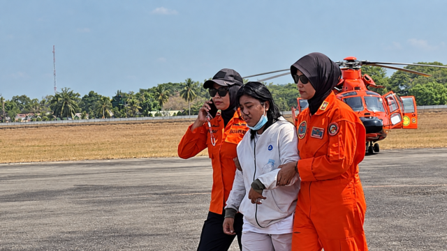 KORBAN KM VIRGO- Satu korban KM Virgo Transport 9 berhasil dievakuasi menggunakan helikopter landing di Lanud Sjamsudin Noor di Banjarbaru, Senin (14/9/2029) siang. Foto Dok banjarmasin.tribunnews.com KORBAN KM VIRGO- Satu korban KM Virgo Transport 9 berhasil dievakuasi menggunakan helikopter landing di Lanud Sjamsudin Noor di Banjarbaru, Senin (14/9/2029) siang. Foto Dok banjarmasin.tribunnews.com