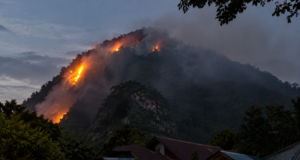 Karhutla Gunung Batu Laki HSS Sulit Dipadamkan, Medan Pegunungan Jadi Kendala Kobaran Api Melalap Kawasan Pegunungan Batu Laki, Hulu Sungai Selatan. Foto Tangkapan Layar
