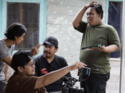 Kaya Films Kembali Hadirkan Karya Film, Angkat Adat dan Navigasi Bintang Lewat “RASI: Arah Pulang” Sutradara Muhammad Randy saat menjalani proses syuting film “Dibalik Tajau” yang mengangkat kisah perjuangan pelestarian budaya Banjar. Foto Dok Istimewa