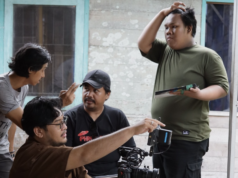Kaya Films Kembali Hadirkan Karya Film, Angkat Adat dan Navigasi Bintang Lewat “RASI: Arah Pulang” Sutradara Muhammad Randy saat menjalani proses syuting film “Dibalik Tajau” yang mengangkat kisah perjuangan pelestarian budaya Banjar. Foto Dok Istimewa