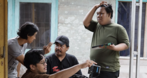 Kaya Films Kembali Hadirkan Karya Film, Angkat Adat dan Navigasi Bintang Lewat “RASI: Arah Pulang” Sutradara Muhammad Randy saat menjalani proses syuting film “Dibalik Tajau” yang mengangkat kisah perjuangan pelestarian budaya Banjar. Foto Dok Istimewa