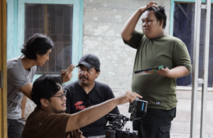 Kaya Films Kembali Hadirkan Karya Film, Angkat Adat dan Navigasi Bintang Lewat “RASI: Arah Pulang” Sutradara Muhammad Randy saat menjalani proses syuting film “Dibalik Tajau” yang mengangkat kisah perjuangan pelestarian budaya Banjar. Foto Dok Istimewa