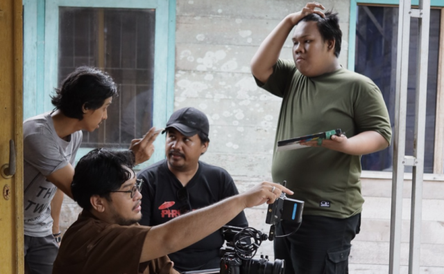 Sutradara Muhammad Randy saat menjalani proses syuting film “Dibalik Tajau” yang mengangkat kisah perjuangan pelestarian budaya Banjar. Foto Dok Istimewa Sutradara Muhammad Randy saat menjalani proses syuting film “Dibalik Tajau” yang mengangkat kisah perjuangan pelestarian budaya Banjar. Foto Dok Istimewa