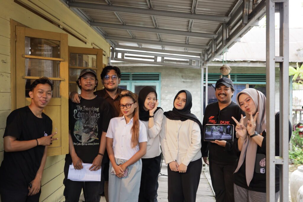 Sutradara Muhammad Randy bersama tim produksi film “Dibalik Tajau” yang mengangkat kisah pelestarian budaya tajau di Kampung Kuin, Banjarmasin. Foto Dok istimewa