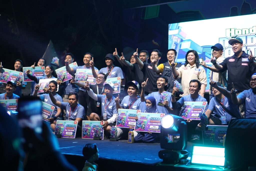 Para Juara Honda Modif Contest 2026 Banjarbaru Pamerkan Penghargaan. Foto Dok Istimewa