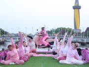 Scoopy River Flow, Honda Trio Motor Hadirkan Pengalaman Yoga di Sungai Martapura Peserta mengikuti aktivitas Yoga On River dalam kegiatan Scoopy River Flow yang digelar PT Trio Motor di Sungai Martapura, Banjarmasin. Foto Dok Trio Motor