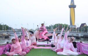 Scoopy River Flow, Honda Trio Motor Hadirkan Pengalaman Yoga di Sungai Martapura Peserta mengikuti aktivitas Yoga On River dalam kegiatan Scoopy River Flow yang digelar PT Trio Motor di Sungai Martapura, Banjarmasin. Foto Dok Trio Motor