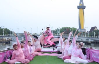 Scoopy River Flow, Honda Trio Motor Hadirkan Pengalaman Yoga di Sungai Martapura Peserta mengikuti aktivitas Yoga On River dalam kegiatan Scoopy River Flow yang digelar PT Trio Motor di Sungai Martapura, Banjarmasin. Foto Dok Trio Motor