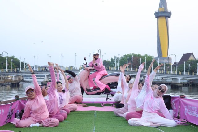 Peserta mengikuti aktivitas Yoga On River dalam kegiatan Scoopy River Flow yang digelar PT Trio Motor di Sungai Martapura, Banjarmasin. Foto Dok Trio Motor Peserta mengikuti aktivitas Yoga On River dalam kegiatan Scoopy River Flow yang digelar PT Trio Motor di Sungai Martapura, Banjarmasin. Foto Dok Trio Motor