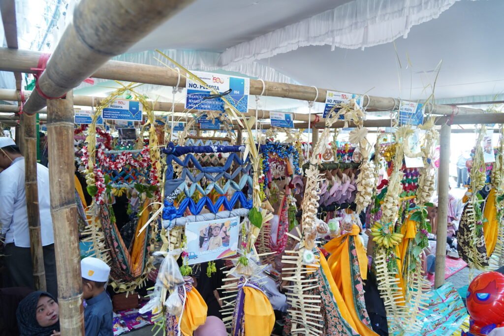 Ratusan Ayunan Hiasi Pelaksanaan Baayun Maulid
Deretan ayunan peserta Baayun Maulid dihiasi ornamen tradisional, kain, hasil bumi, serta berbagai perlengkapan yang menjadi bagian dari tradisi masyarakat Banjar. Foto Dok Istimewa