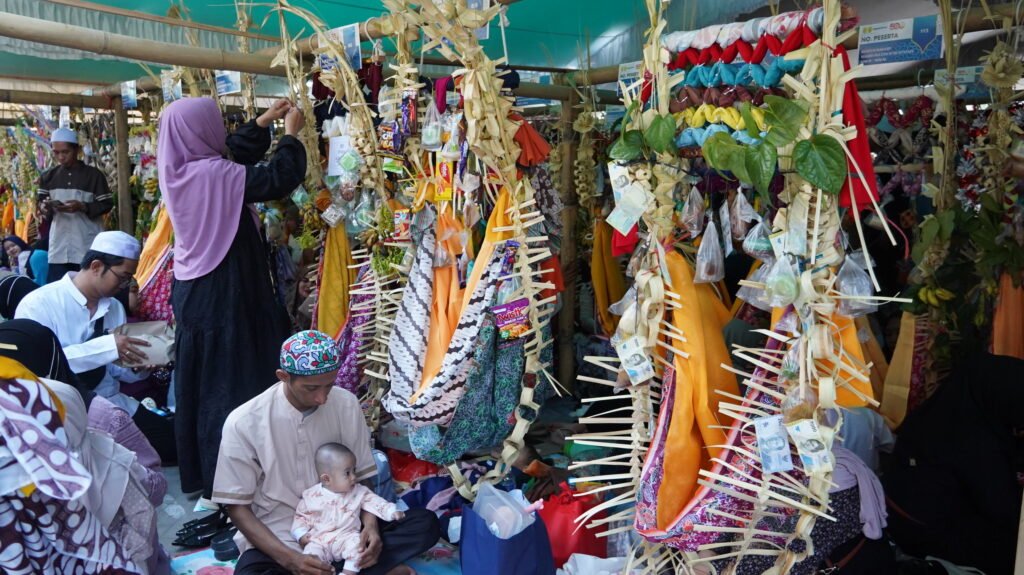 Semarak Baayun Maulid Warnai Peringatan 500 Tahun Kota Banjarmasin
Suasana peserta dan dekorasi ayunan dalam pelaksanaan Tradisi Baayun Maulid di kawasan Masjid Sultan Suriansyah. Foto Dok Istimewa