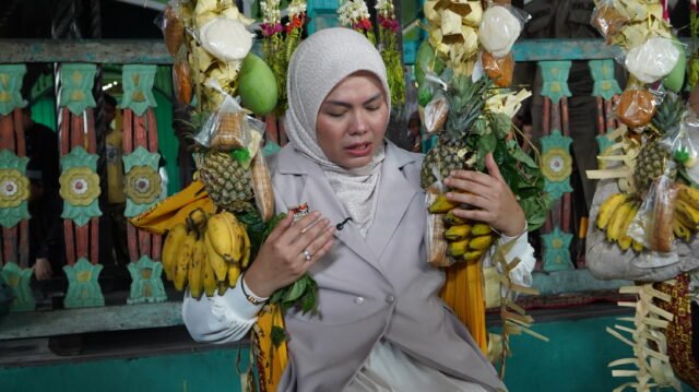 Wakil Wali Kota Banjarmasin Hj. Ananda bersama peserta mengikuti prosesi Baayun Maulid yang menjadi bagian dari rangkaian peringatan Hari Jadi ke-500 Kota Banjarmasin. Foto Dok Istimewa Wakil Wali Kota Banjarmasin Hj. Ananda bersama peserta mengikuti prosesi Baayun Maulid yang menjadi bagian dari rangkaian peringatan Hari Jadi ke-500 Kota Banjarmasin. Foto Dok Istimewa
