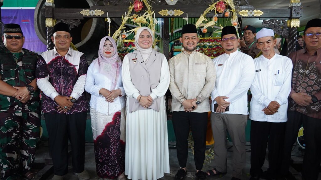 Wakil Wali Kota Banjarmasin Hj. Ananda bersama jajaran Forkopimda dan pejabat terkait berfoto bersama dalam pelaksanaan Tradisi Baayun Maulid di Masjid Sultan Suriansyah. Foto Dok Istimewa
