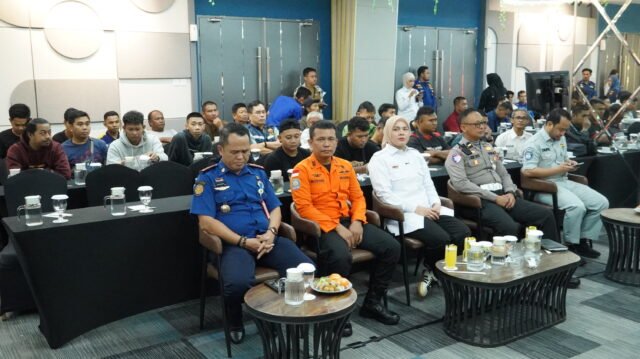 Wakil Wali Kota Banjarmasin Hj. Ananda, Kepala Disdamkarmat Kota Banjarmasin Hendro, narasumber, serta para relawan pemadam kebakaran Ikuti Edukasi Safety Driving dan Pertolongan Pertama di Banjarmasin. Foto Dok Istimewa Wakil Wali Kota Banjarmasin Hj. Ananda, Kepala Disdamkarmat Kota Banjarmasin Hendro, narasumber, serta para relawan pemadam kebakaran Ikuti Edukasi Safety Driving dan Pertolongan Pertama di Banjarmasin. Foto Dok Istimewa