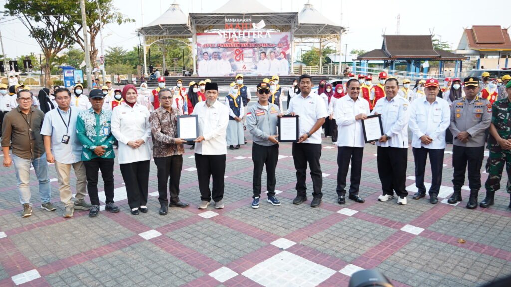 Penyerahan Penghargaan dalam Rangkaian HUT ke-81 PMI di Banjarmasin. Foto DOk Istimewa