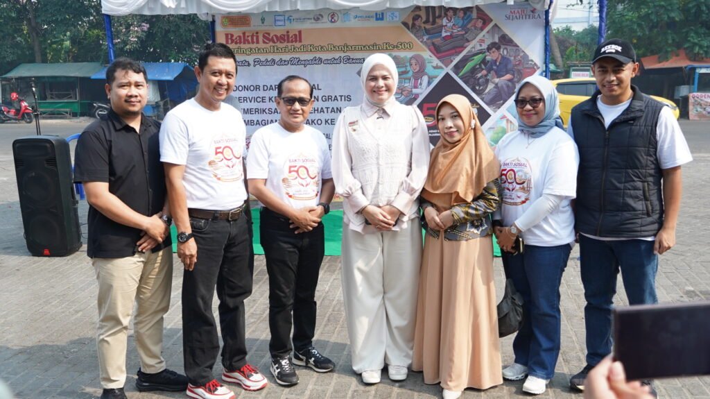 Ananda Bersama Panitia dan Mitra Dunia Usaha dalam Bakti Sosial Hari Jadi ke-500 Banjarmasin. Foto Dok Istimewa