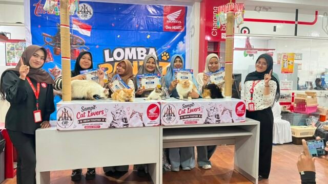 Trio Motor Sampit Gelar Lomba Panjat Pinang Kucing. Foto Dok Trio Motor Trio Motor Sampit Gelar Lomba Panjat Pinang Kucing. Foto Dok Trio Motor