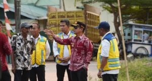 Setelah 20 Tahun, Sungai Pekapuran Kembali Dikeruk, BWS Kalimantan III Perkuat Pengendalian Banjir Wali Kota Banjarmasin H. M. Yamin HR dan Kepala BWS Kalimantan III Banjarmasin, Dr. Sandi Erryanto, S.T., M.T., bersama jajaran Pantau Penanganan Sungai Pekapuran. Foto Dok Istimewa