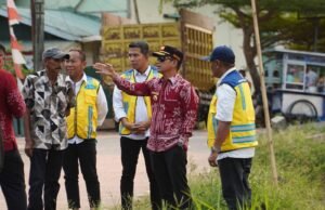 Setelah 20 Tahun, Sungai Pekapuran Kembali Dikeruk, BWS Kalimantan III Perkuat Pengendalian Banjir Wali Kota Banjarmasin H. M. Yamin HR dan Kepala BWS Kalimantan III Banjarmasin, Dr. Sandi Erryanto, S.T., M.T., bersama jajaran Pantau Penanganan Sungai Pekapuran. Foto Dok Istimewa