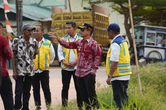 Wali Kota Banjarmasin H. M. Yamin HR dan Kepala BWS Kalimantan III Banjarmasin, Dr. Sandi Erryanto, S.T., M.T., bersama jajaran Pantau Penanganan Sungai Pekapuran. Foto Dok Istimewa