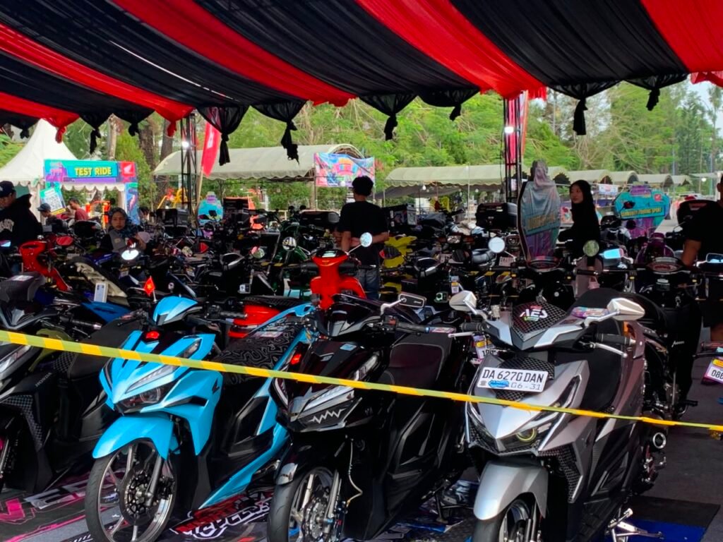 Deretan sepeda motor Honda hasil modifikasi peserta Honda Modif Contest 2026 Regional Kalselteng dipamerkan di Lapangan Murjani, Banjarbaru, Minggu (6/9/2026). Foto Dok Istimewa