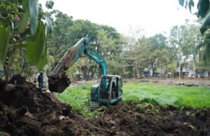 Lebih dari 10 Tahun Tak Dikeruk, Pemkot Banjarmasin Kembalikan Fungsi Kolam Taman Kamboja Pengerukan Kolam Taman Kamboja Kembali Dilakukan Setelah Lebih dari 10 Tahun. Foto Dok Istimewa