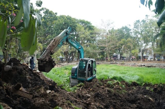 Pengerukan Kolam Taman Kamboja Kembali Dilakukan Setelah Lebih dari 10 Tahun. Foto Dok Istimewa