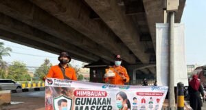 Pemkot Banjarmasin Siapkan Posko dan Bagikan 4.200 Masker Hadapi Dampak Karhutla Petugas Imbau Warga Gunakan Masker Saat Beraktivitas di Luar Ruangan. Foto Dok Istimewa