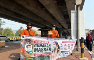 Pemkot Banjarmasin Siapkan Posko dan Bagikan 4.200 Masker Hadapi Dampak Karhutla Petugas Imbau Warga Gunakan Masker Saat Beraktivitas di Luar Ruangan. Foto Dok Istimewa