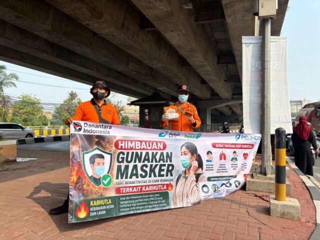 Petugas Imbau Warga Gunakan Masker Saat Beraktivitas di Luar Ruangan. Foto Dok Istimewa Petugas Imbau Warga Gunakan Masker Saat Beraktivitas di Luar Ruangan. Foto Dok Istimewa