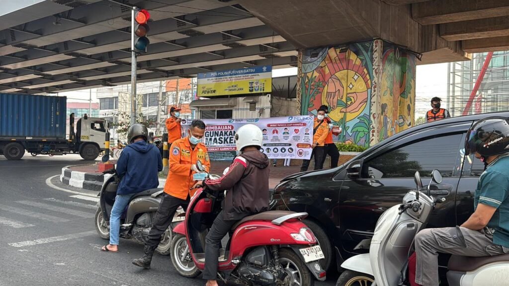 Petugas Bagikan Masker kepada Pengendara di Tengah Kabut Asap. Foto Dok Istimewa