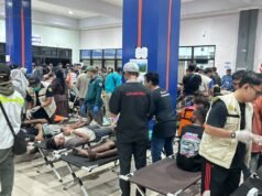 69 Korban Selamat KM Virgo 08 Tiba di Banjarmasin Petugas kesehatan dan relawan melakukan pemeriksaan serta penanganan terhadap korban selamat KM Virgo 08 di Pelabuhan Trisakti Banjarmasin.