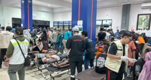 69 Korban Selamat KM Virgo 08 Tiba di Banjarmasin Petugas kesehatan dan relawan melakukan pemeriksaan serta penanganan terhadap korban selamat KM Virgo 08 di Pelabuhan Trisakti Banjarmasin.