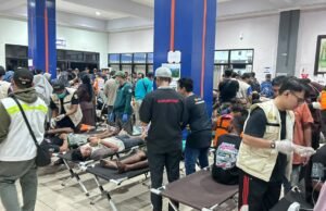 69 Korban Selamat KM Virgo 08 Tiba di Banjarmasin Petugas kesehatan dan relawan melakukan pemeriksaan serta penanganan terhadap korban selamat KM Virgo 08 di Pelabuhan Trisakti Banjarmasin.