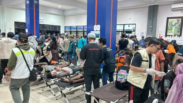 Petugas kesehatan dan relawan melakukan pemeriksaan serta penanganan terhadap korban selamat KM Virgo 08 di Pelabuhan Trisakti Banjarmasin. Petugas kesehatan dan relawan melakukan pemeriksaan serta penanganan terhadap korban selamat KM Virgo 08 di Pelabuhan Trisakti Banjarmasin.