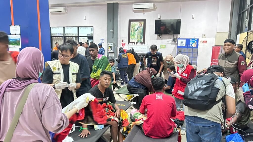 Petugas medis dan relawan memberikan penanganan kepada korban selamat KM Virgo 08 setibanya di Pelabuhan Trisakti Banjarmasin.