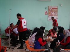 Hari Kedua Evakuasi KM Virgo 08, Pemko Banjarmasin Terus Siagakan Penanganan Petugas Palang Merah Indonesia (PMI) memberikan penanganan kepada korban kecelakaan KM Virgo Transport 8 di lokasi evakuasi Banjarmasin, Senin (14/9/2026). Foto Dok Istimewa