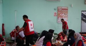 Hari Kedua Evakuasi KM Virgo 08, Pemko Banjarmasin Terus Siagakan Penanganan Petugas Palang Merah Indonesia (PMI) memberikan penanganan kepada korban kecelakaan KM Virgo Transport 8 di lokasi evakuasi Banjarmasin, Senin (14/9/2026). Foto Dok Istimewa