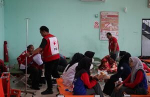 Hari Kedua Evakuasi KM Virgo 08, Pemko Banjarmasin Terus Siagakan Penanganan Petugas Palang Merah Indonesia (PMI) memberikan penanganan kepada korban kecelakaan KM Virgo Transport 8 di lokasi evakuasi Banjarmasin, Senin (14/9/2026). Foto Dok Istimewa
