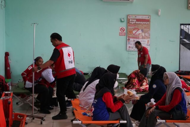 Petugas Palang Merah Indonesia (PMI) memberikan penanganan kepada korban kecelakaan KM Virgo Transport 8 di lokasi evakuasi Banjarmasin, Senin (14/9/2026). Foto Dok Istimewa Petugas Palang Merah Indonesia (PMI) memberikan penanganan kepada korban kecelakaan KM Virgo Transport 8 di lokasi evakuasi Banjarmasin, Senin (14/9/2026). Foto Dok Istimewa