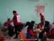 Hari Kedua Evakuasi KM Virgo 08, Pemko Banjarmasin Terus Siagakan Penanganan Petugas Palang Merah Indonesia (PMI) memberikan penanganan kepada korban kecelakaan KM Virgo Transport 8 di lokasi evakuasi Banjarmasin, Senin (14/9/2026). Foto Dok Istimewa