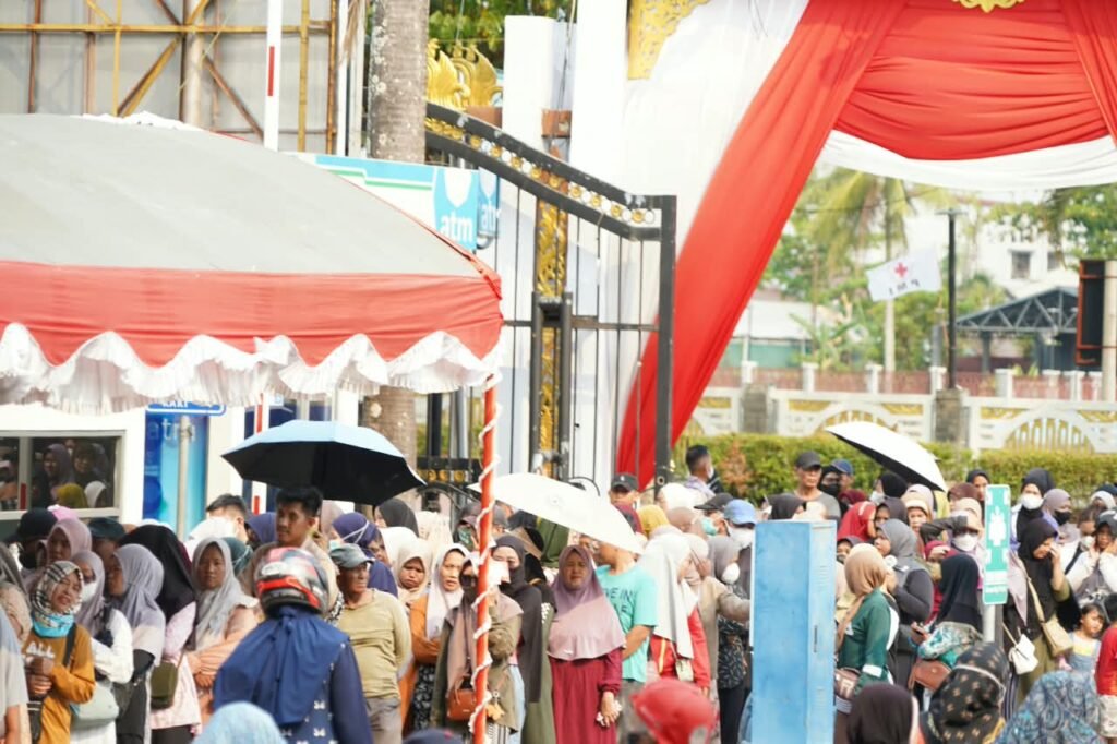 Warga Mengantre untuk Mendapatkan Paket Sembako Bersubsidi. Foto Dok Istimewa