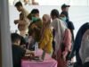 Pemko Banjarmasin Gelar Pasar Murah, 1.000 Paket Sembako Ditebus Rp56 Ribu Petugas Melayani Warga dalam Program Pasar Murah Pemko Banjarmasin. Foto Dok Istimewa