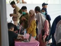 Pemko Banjarmasin Gelar Pasar Murah, 1.000 Paket Sembako Ditebus Rp56 Ribu Petugas Melayani Warga dalam Program Pasar Murah Pemko Banjarmasin. Foto Dok Istimewa