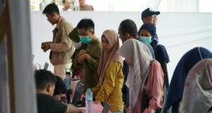 Pemko Banjarmasin Gelar Pasar Murah, 1.000 Paket Sembako Ditebus Rp56 Ribu Petugas Melayani Warga dalam Program Pasar Murah Pemko Banjarmasin. Foto Dok Istimewa