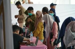 Pemko Banjarmasin Gelar Pasar Murah, 1.000 Paket Sembako Ditebus Rp56 Ribu Petugas Melayani Warga dalam Program Pasar Murah Pemko Banjarmasin. Foto Dok Istimewa