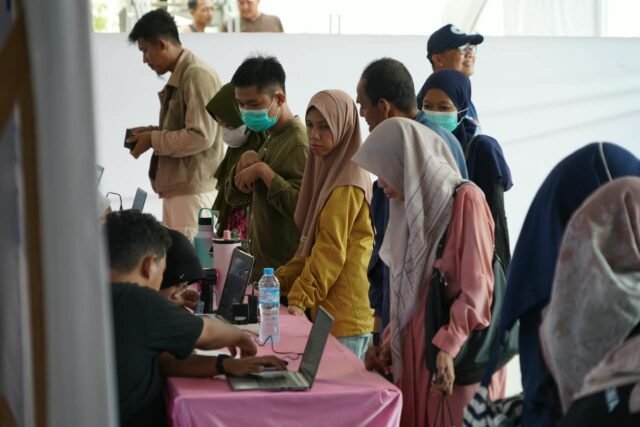 Petugas Melayani Warga dalam Program Pasar Murah Pemko Banjarmasin. Foto Dok Istimewa Petugas Melayani Warga dalam Program Pasar Murah Pemko Banjarmasin. Foto Dok Istimewa